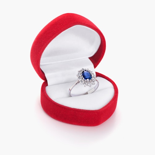 Pierścionek Heart of the Ocean: białe złoto, niebieski szafir